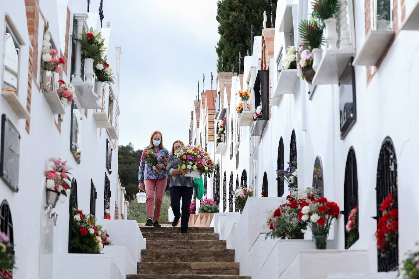 Los cementerios de la provincia vuelven a llenarse de malagueños para honrar la memorias de sus seres queridos, una actividad que el año pasado fue mucho menos multitudinaria por la pandemia. Imagen de Casabermeja. 