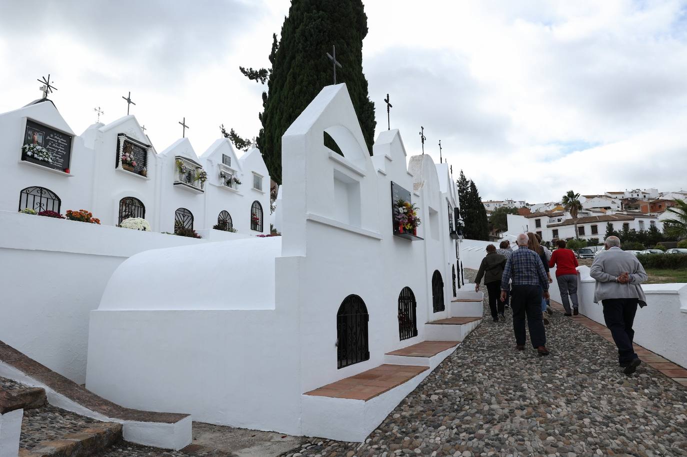 Los cementerios de la provincia vuelven a llenarse de malagueños para honrar la memorias de sus seres queridos, una actividad que el año pasado fue mucho menos multitudinaria por la pandemia. Imagen de Casabermeja. 