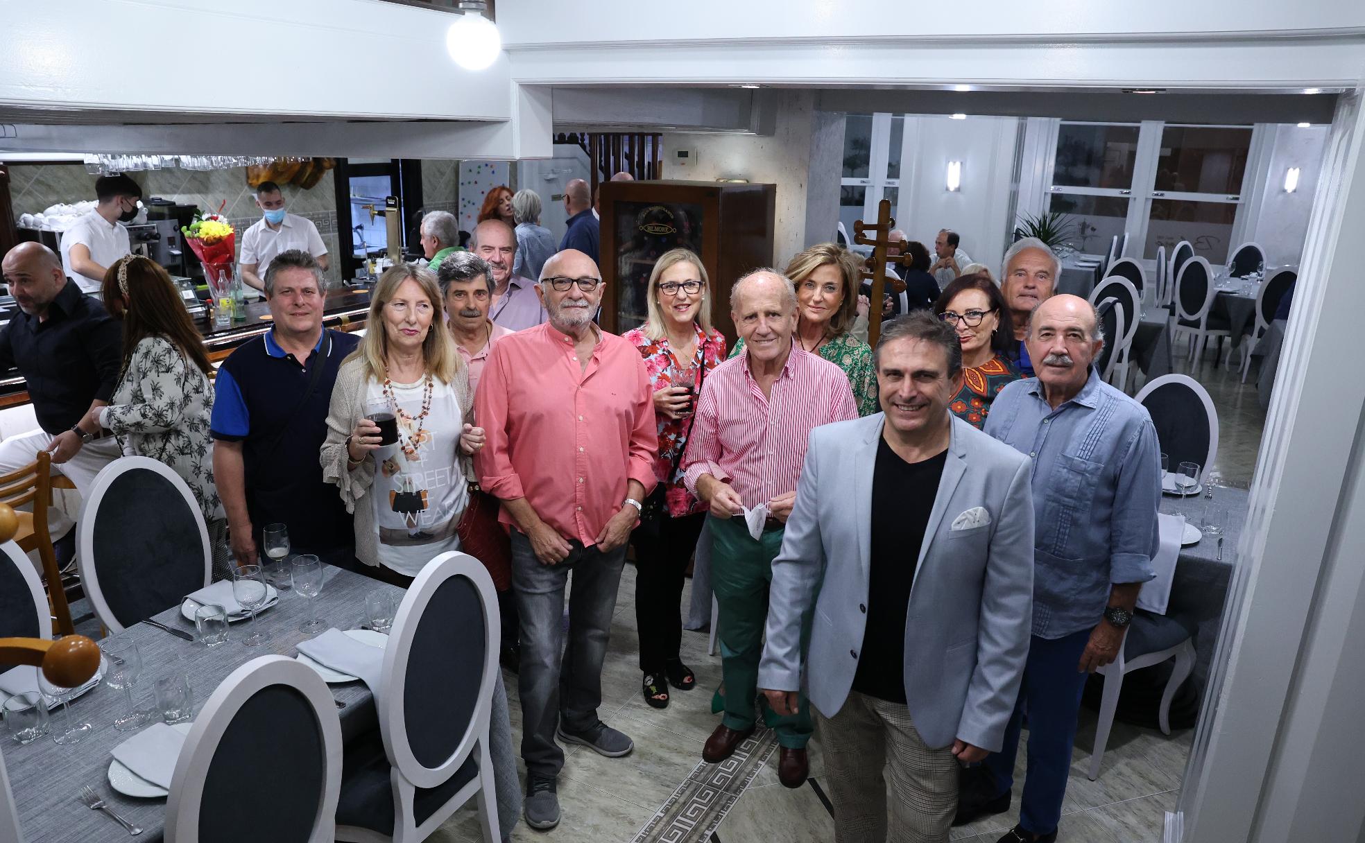 El propietario del Bilmore, Adolfo Ruiz (en primer plano) posa junto a clientes y amigos del local