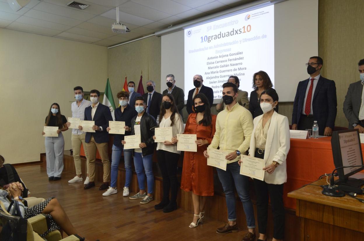 En las distintas imágenes, acto de entrega de los diplomas a los alumnos con mejor expediente de la Facultad de Ciencias Económicas y Empresariales.
