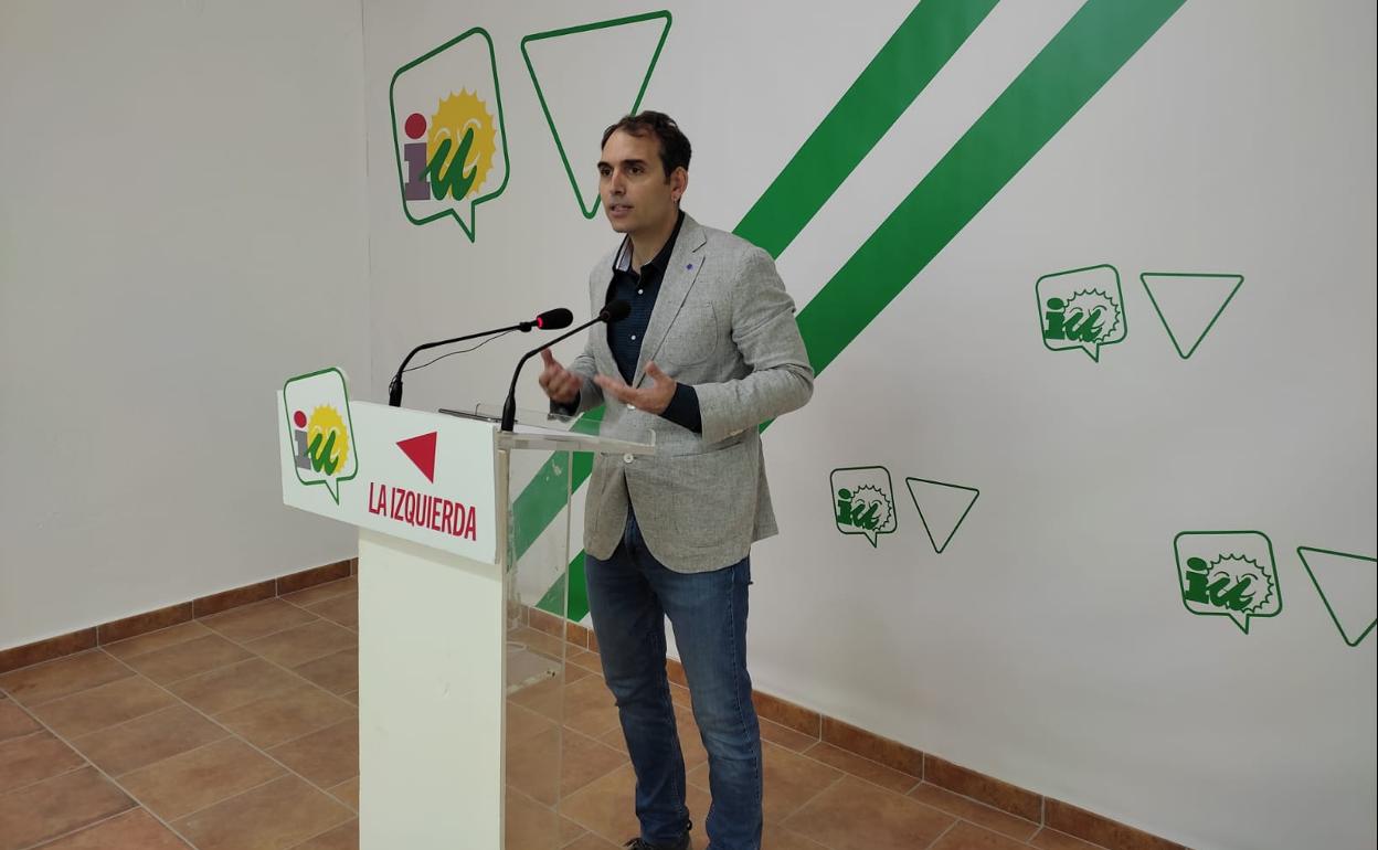 El coordinador regional de IU, Toni Valero, este martes, en la sede provincial de la formación. 