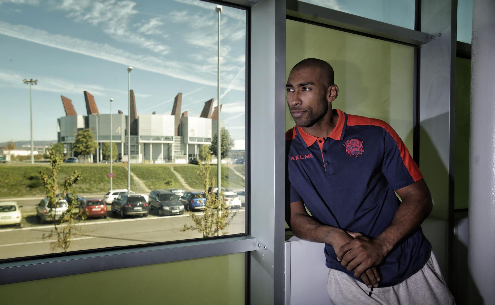 Jayson Granger posa en Vitoria con el Buesa Arena al fondo. 