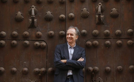 Antonio Soler, a las puertas de la iglesia de Santiago. 