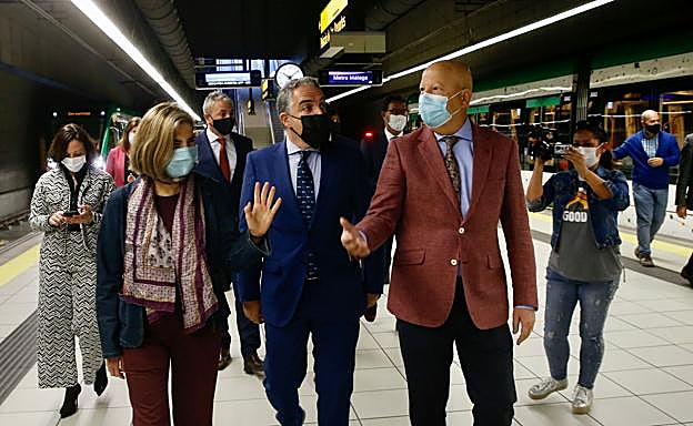 Blanco, Bendodo e Imbroda en la estación del metro de Palacio de los Deportes, hoy.