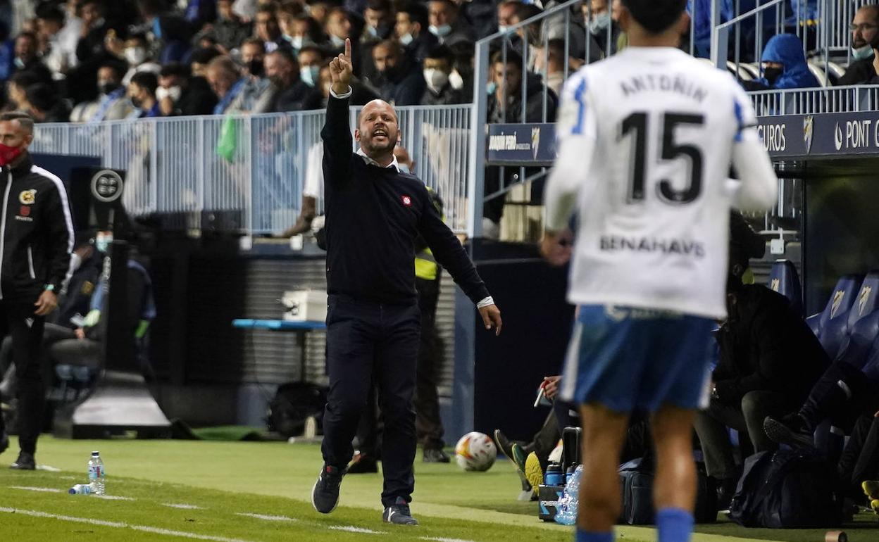 José Alberto transmite instrucciones a Antoñín (de espaldas) en un momento del partido de este jueves. 