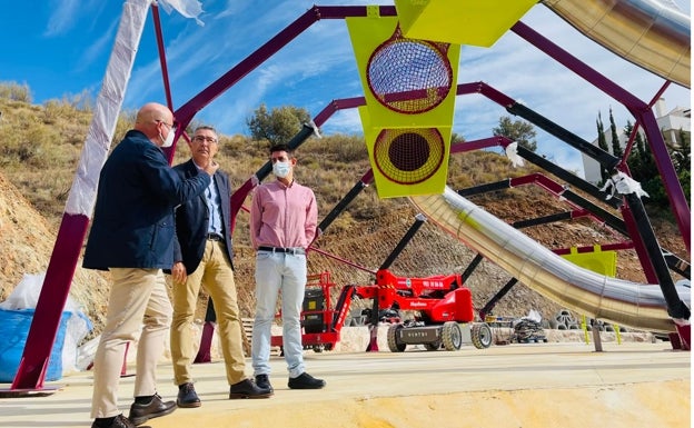El alcalde y el edil de Urbanismo, en la visita al nuevo parque infantil. 
