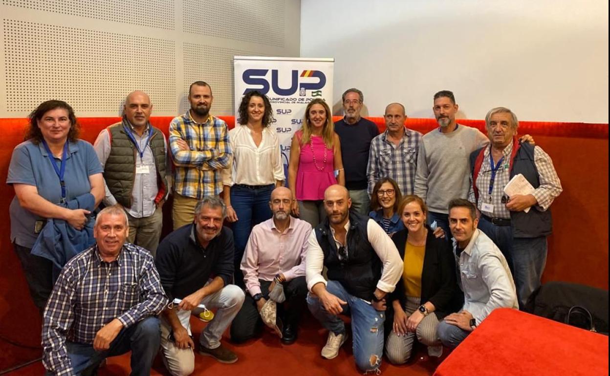 Mariló Valencia, en el centro de rosa, junto con su equipo. 