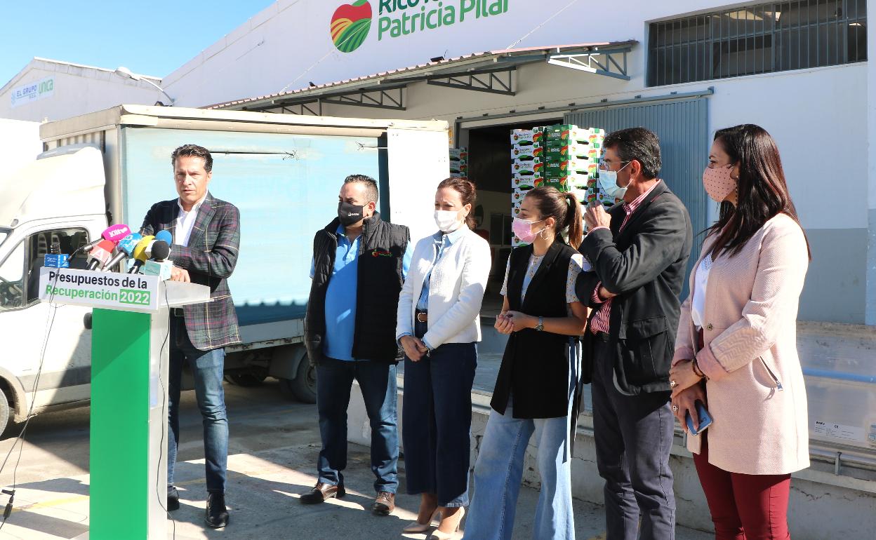 El alcalde de Torrox, la delegada de la Junta y el delegado de Agricultura, este viernes en rueda de prensa. 