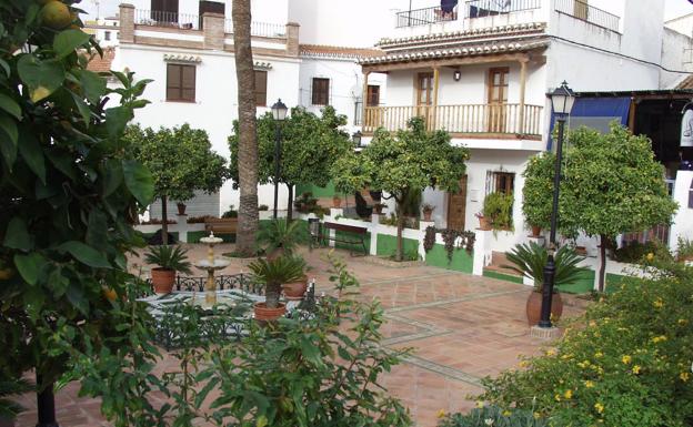 Esta plaza está en el casco antiguo de Benagalbón.