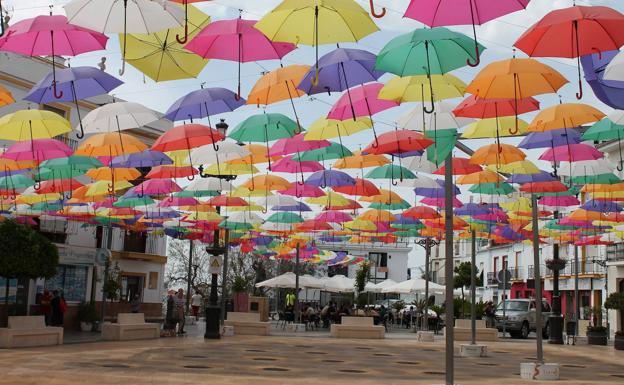 Las sombrillas de colores forman parte de la imagen de esta plaza.