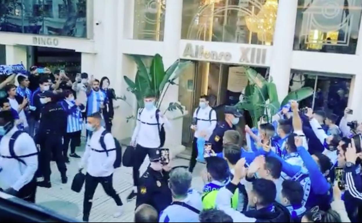 Imagen del momento en el que la afición anima a los jugadores del Málaga en la salida del hotel para ir al estadio Cartagonova.