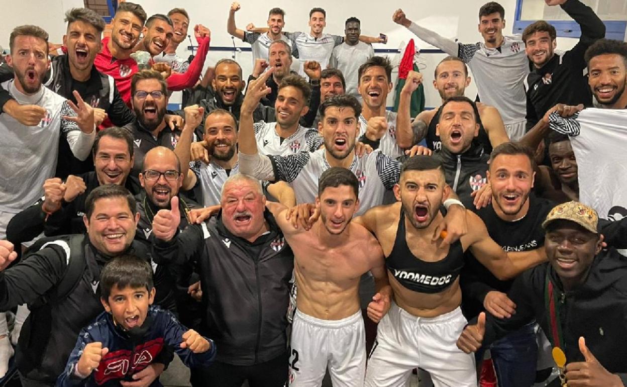 Foto de familia de la plantilla del Vélez tras la victoria ante el Coria. 