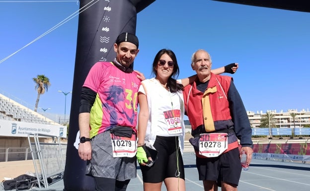 Moreno, junto a dos amigos que le ayudaron a llegar a meta. 