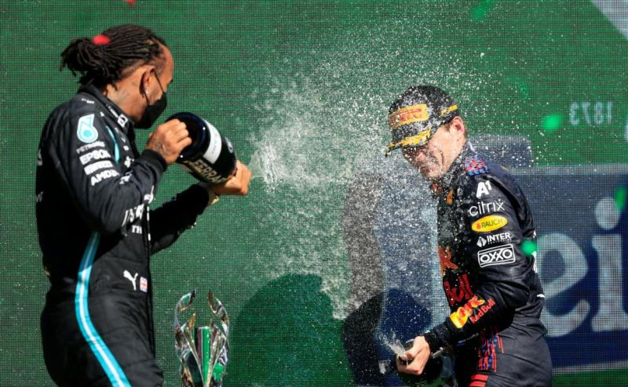 Max Verstappen (d) y Lewis Hamilton, en el podio del GP de México. 