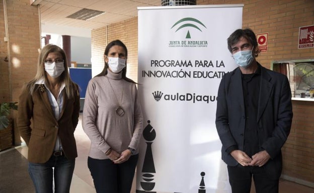 Ana Azuaga, coordinadora provincial, la delegada de Educación, Mercedes García Paine y Manuel Azuaga, coordinador regional del programa de innovación educativa aula Djaque. 