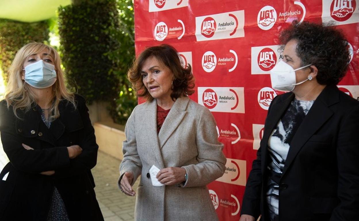Carmen Calvo, Carmen Castilla y Soledad Ruiz, este lunes, en la Facultad de Filosofía y Letras. 