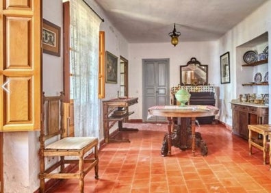 Imagen secundaria 1 - Arriba, vista panorámica del huerto; abajo a la izquierda, interior del inmueble, y a la derecha, el poeta, en una de sus visitas a la casa de Nerja. 