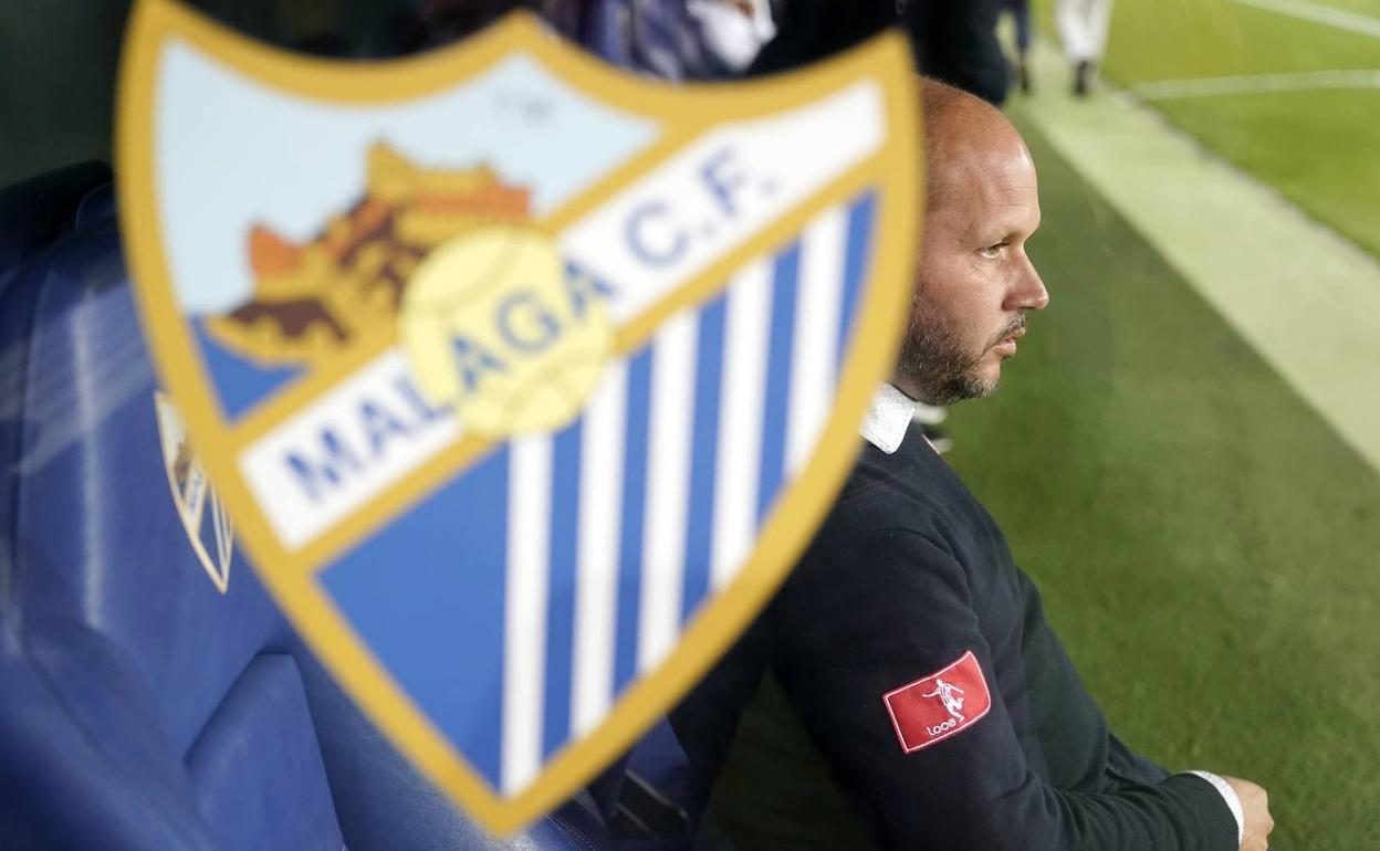 José Alberto, en el banquillo Joaquín Peiró de La Rosaleda en el partido ante la Real Sociedad B. 