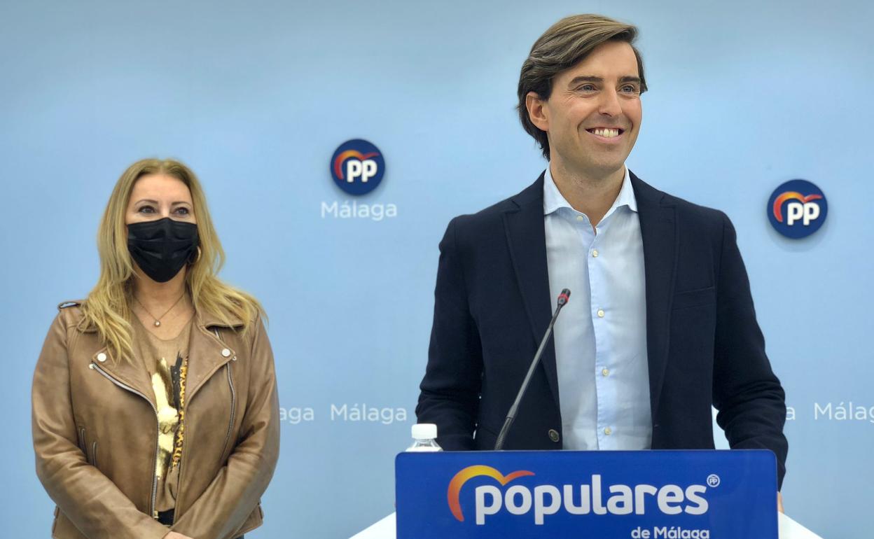 De izquierda a derecha, los diputados del PP por Málaga Carolina España y Pablo Montesinos. 