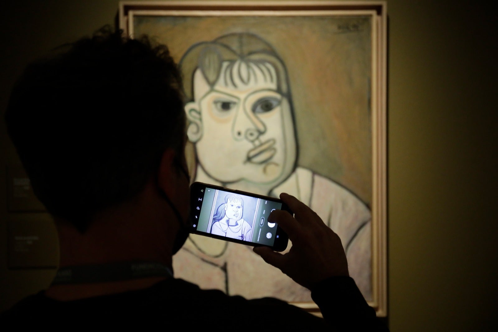 La muestra ofrece una completa retrospectiva del artista, desde su primera pieza expuesta en público con tan solo 11 años hasta sus últimas creaciones.