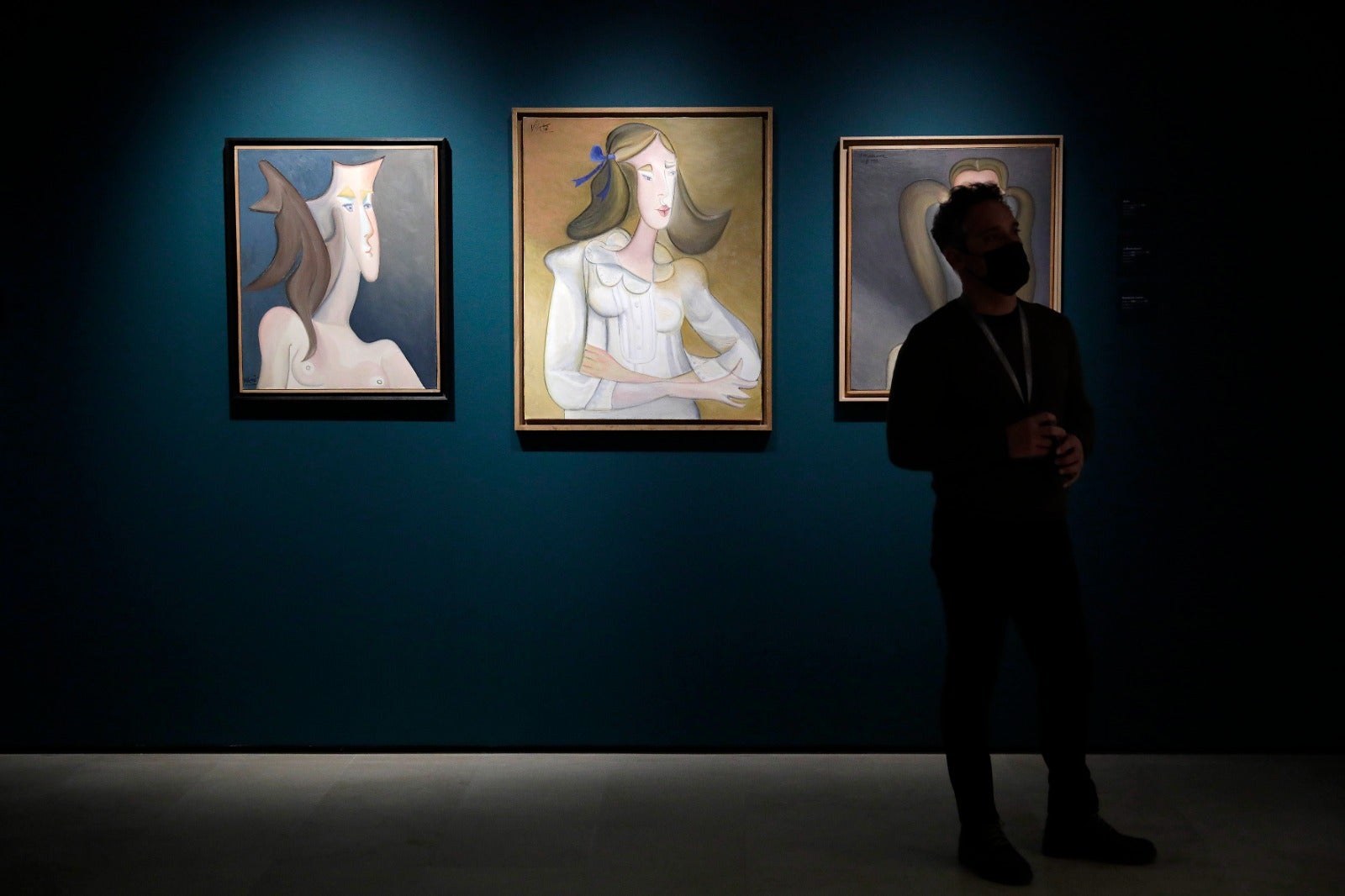 La muestra ofrece una completa retrospectiva del artista, desde su primera pieza expuesta en público con tan solo 11 años hasta sus últimas creaciones.