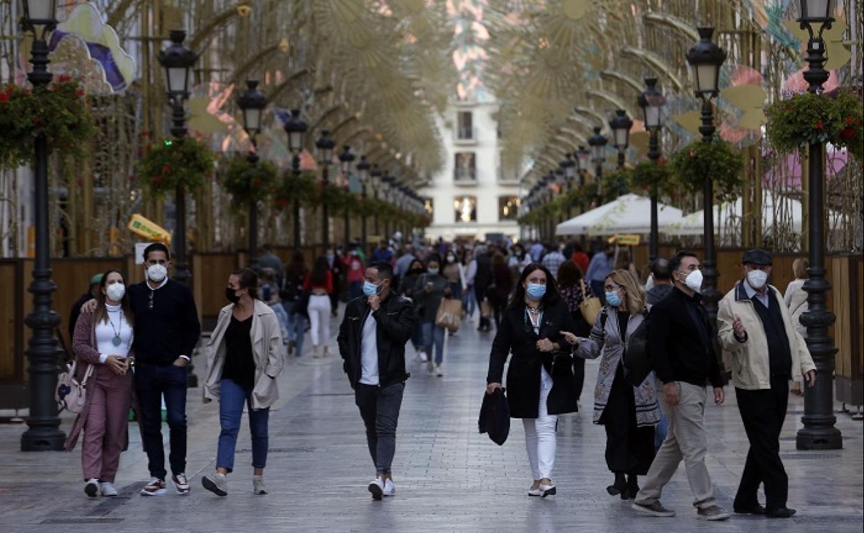 Una imagen de archivo, que muestra a varias personas caminando por la calle Larios. 