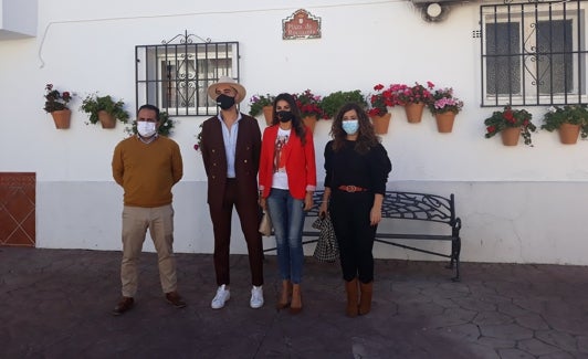 La delegada territorial de Turismo de la Junta en Málaga, Nuria Rodríguez, en Alfarnate. 