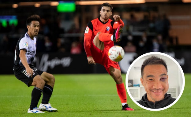 Okazaki junto al jugador del Málaga, Ramón Enriquez, durante una jugada del reciente partido entre Cartagena y Málaga en Segunda División.