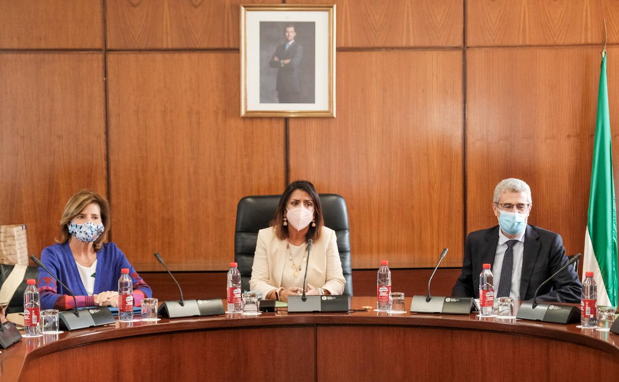 Marta Bosquet, en el centro, presidenta del Parlamento de Andalucía.