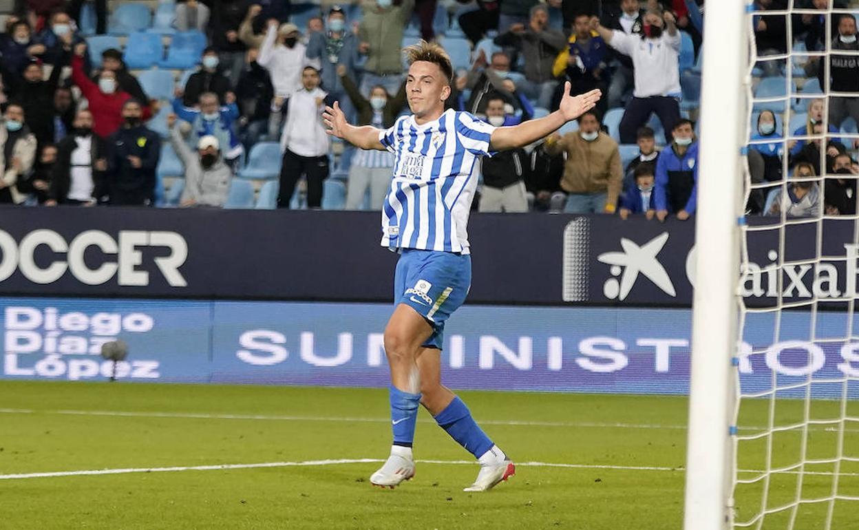 Paulino celebra su gol con el Málaga ante la Real Sociedad B en La Rosaleda.