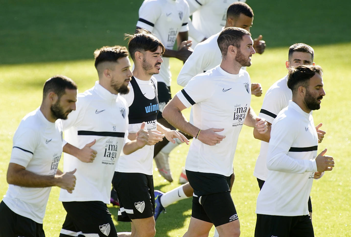 El equipo blanquiazul dirigido por el entrenador José Alberto López regresó al trabajo tras dos días de descanso con la intención de olvidar la derrota contra el Cartagena y centrar sus energías en ganar en casa contra el Tenerife en La Rosaleda. Surgieron múltiples novedades en cuanto altas y bajas, donde destacó la integración de Hicham tras lesión, y la ausencia de Paulino, Kevin y Escassi por prevención. El director deportivo, Manolo Gaspar, estuvo arropando al vestuario.