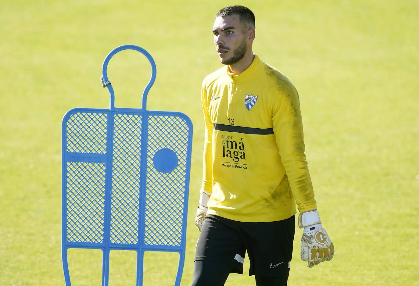 El equipo blanquiazul dirigido por el entrenador José Alberto López regresó al trabajo tras dos días de descanso con la intención de olvidar la derrota contra el Cartagena y centrar sus energías en ganar en casa contra el Tenerife en La Rosaleda. Surgieron múltiples novedades en cuanto altas y bajas, donde destacó la integración de Hicham tras lesión, y la ausencia de Paulino, Kevin y Escassi por prevención. El director deportivo, Manolo Gaspar, estuvo arropando al vestuario.