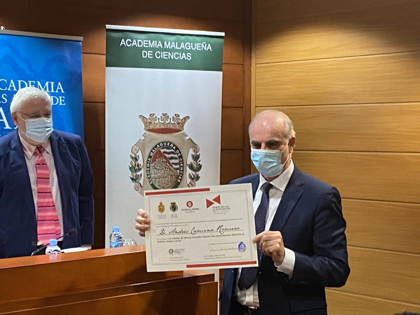 Imagen secundaria 2 - Belén Molina, recogiendo el reconocimiento de Pedro Jesús Plaza. Gabriel Olveira, el premiado en la categoría de Ciencias. Andrés Camino, el segundo premiado en la categoría de Humanidades. 