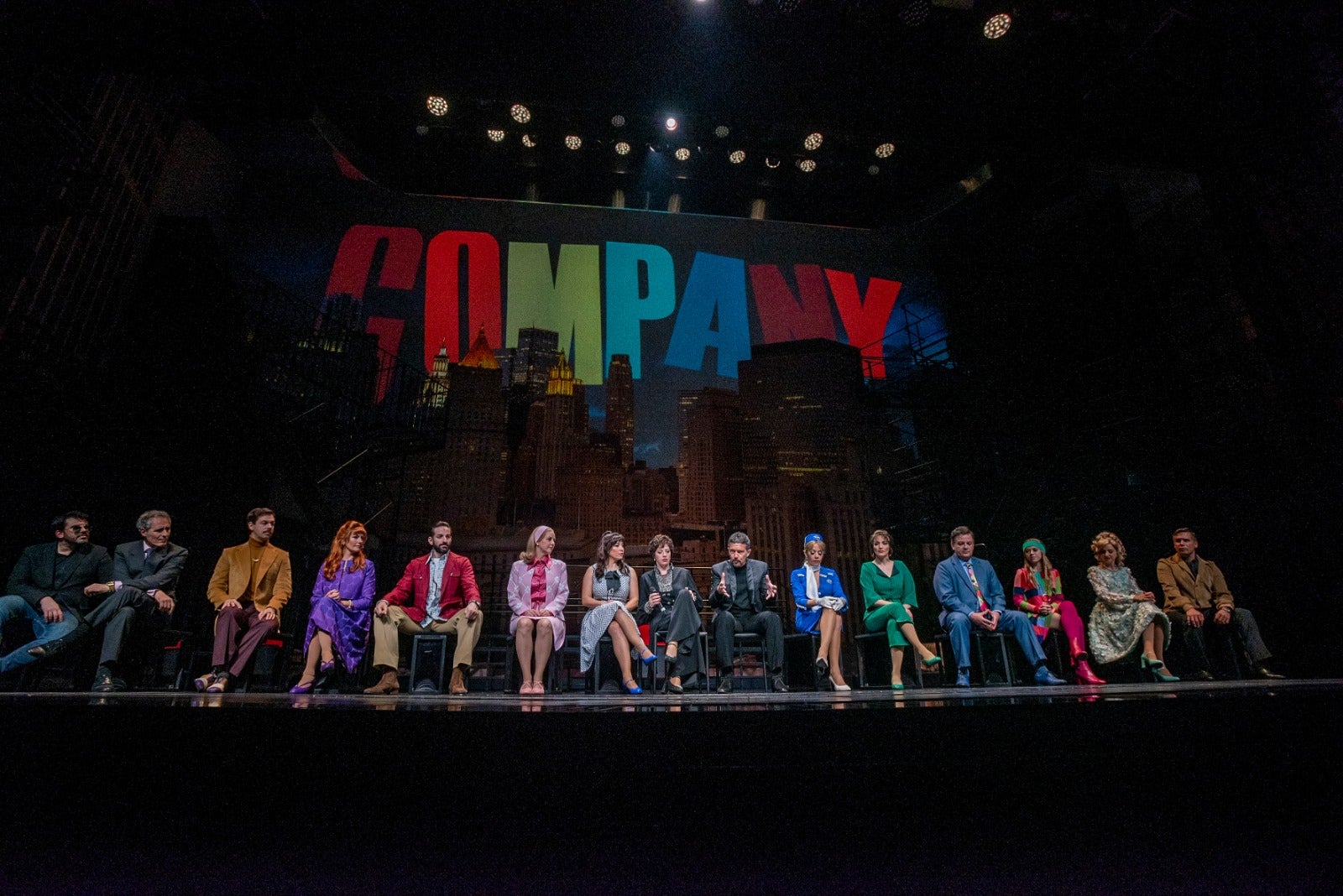 Proyecciones en 3D, un escenario giratorio y una escenografía envolvente dan espectacularidad al segundo musical de la factoría del Soho.