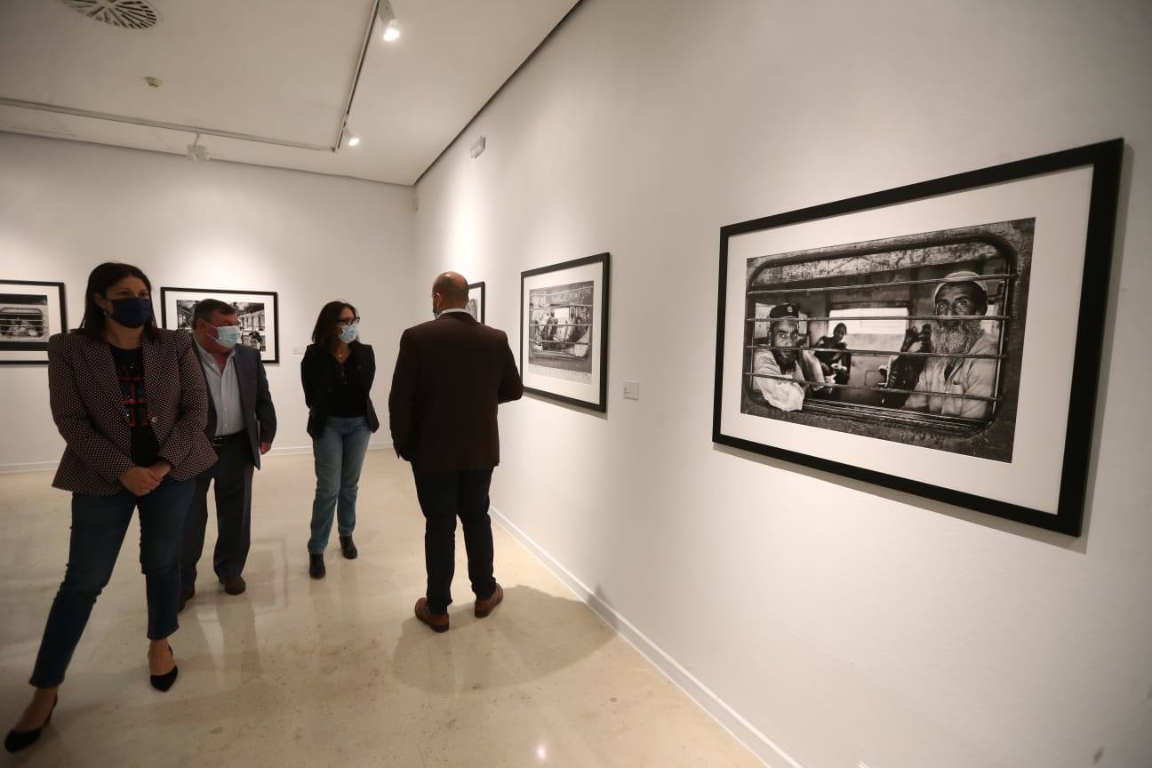 Exposición fotográfica en Málaga sobre los trenes y las estaciones indias. 