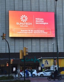Imagen secundaria 2 - Sun&Tech, en la fachada de El Corte Inglés de la avenida de Andalucía.