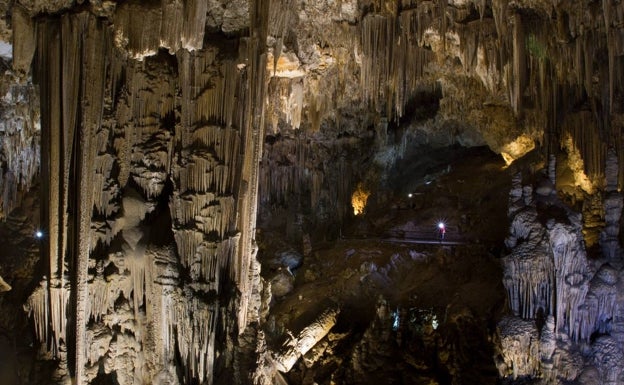 Una de las galerías de la cueva. 