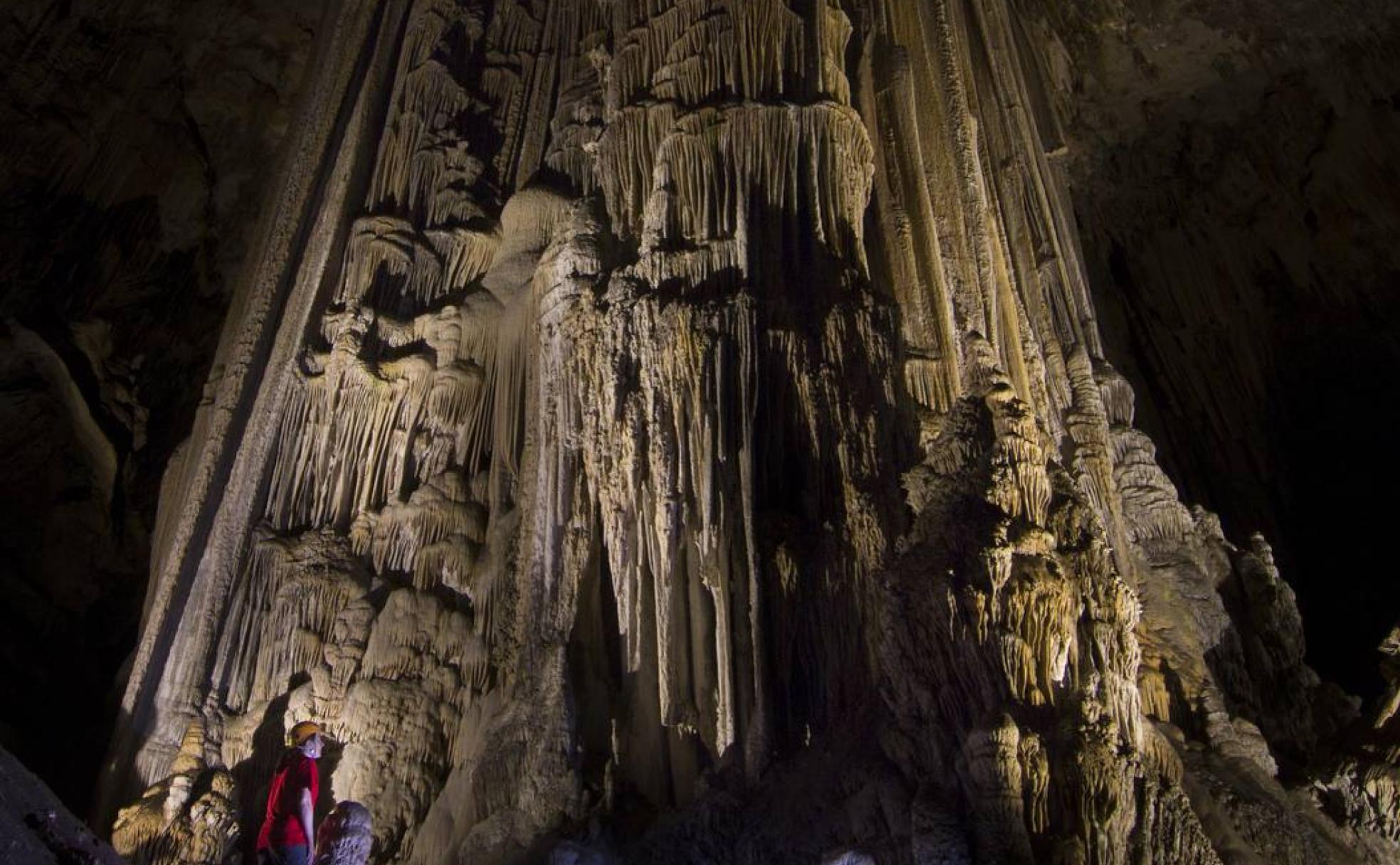 La Cueva de Nerja tiene una gran variedad de espeleotemas, entre ellos esta gran columna de 32 metros de altura. 