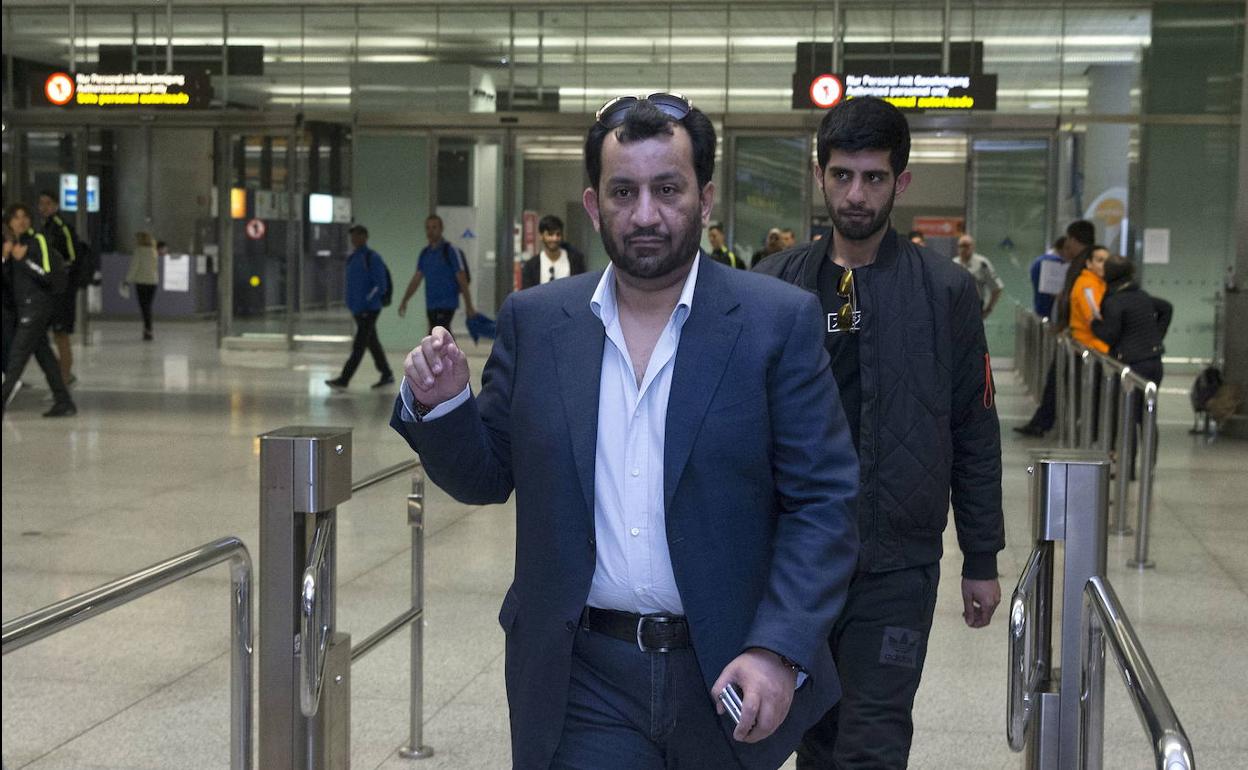 Abdullah Al-Thani y uno de sus hijos, Nasser, en una de sus llegadas a Málaga en el aeropuerto.