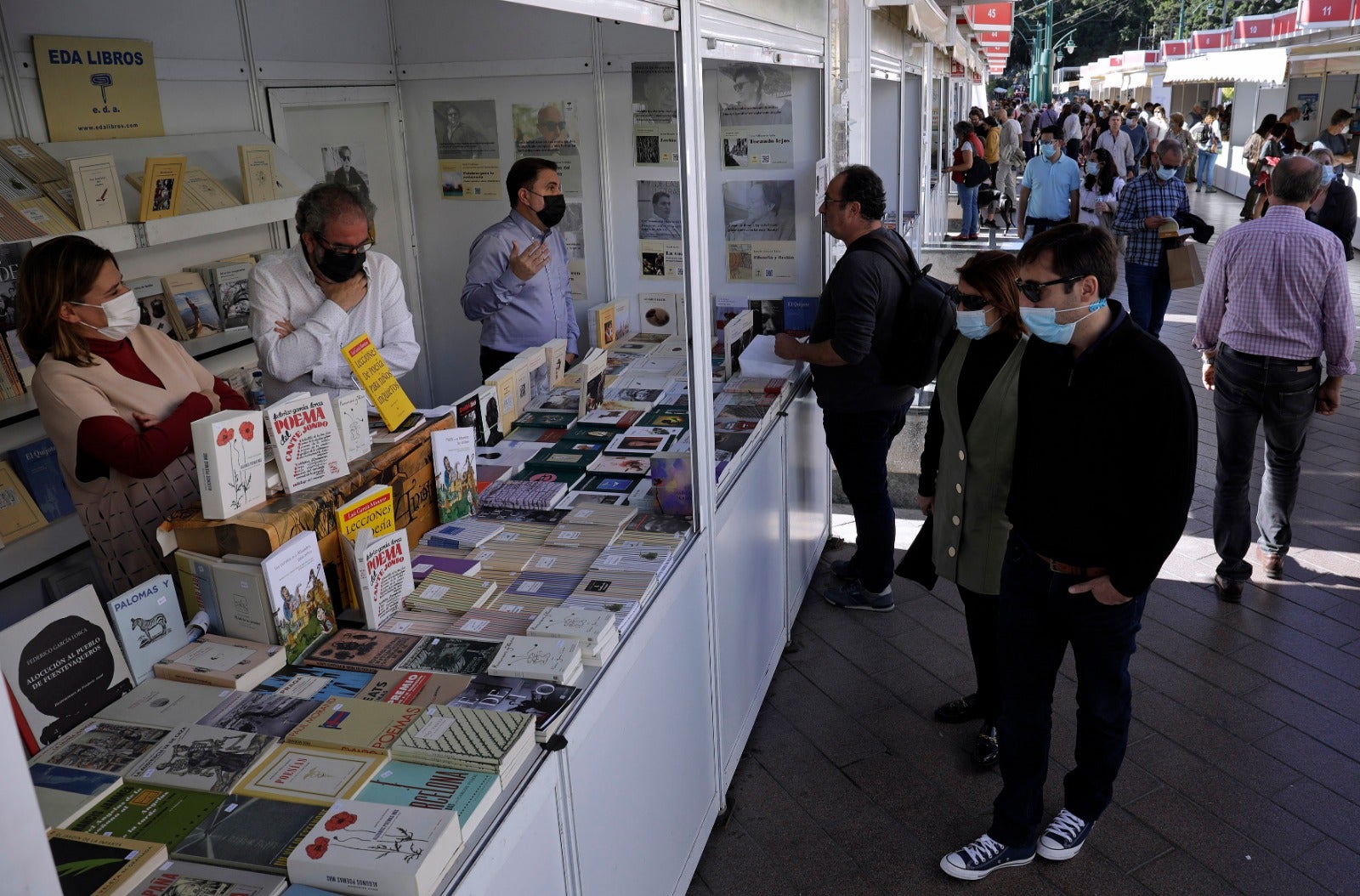 Unas 175.000 personas han acudido al evento celebrado en la plaza de la Marina, en donde las ventas de los libreros han aumentado un 20%