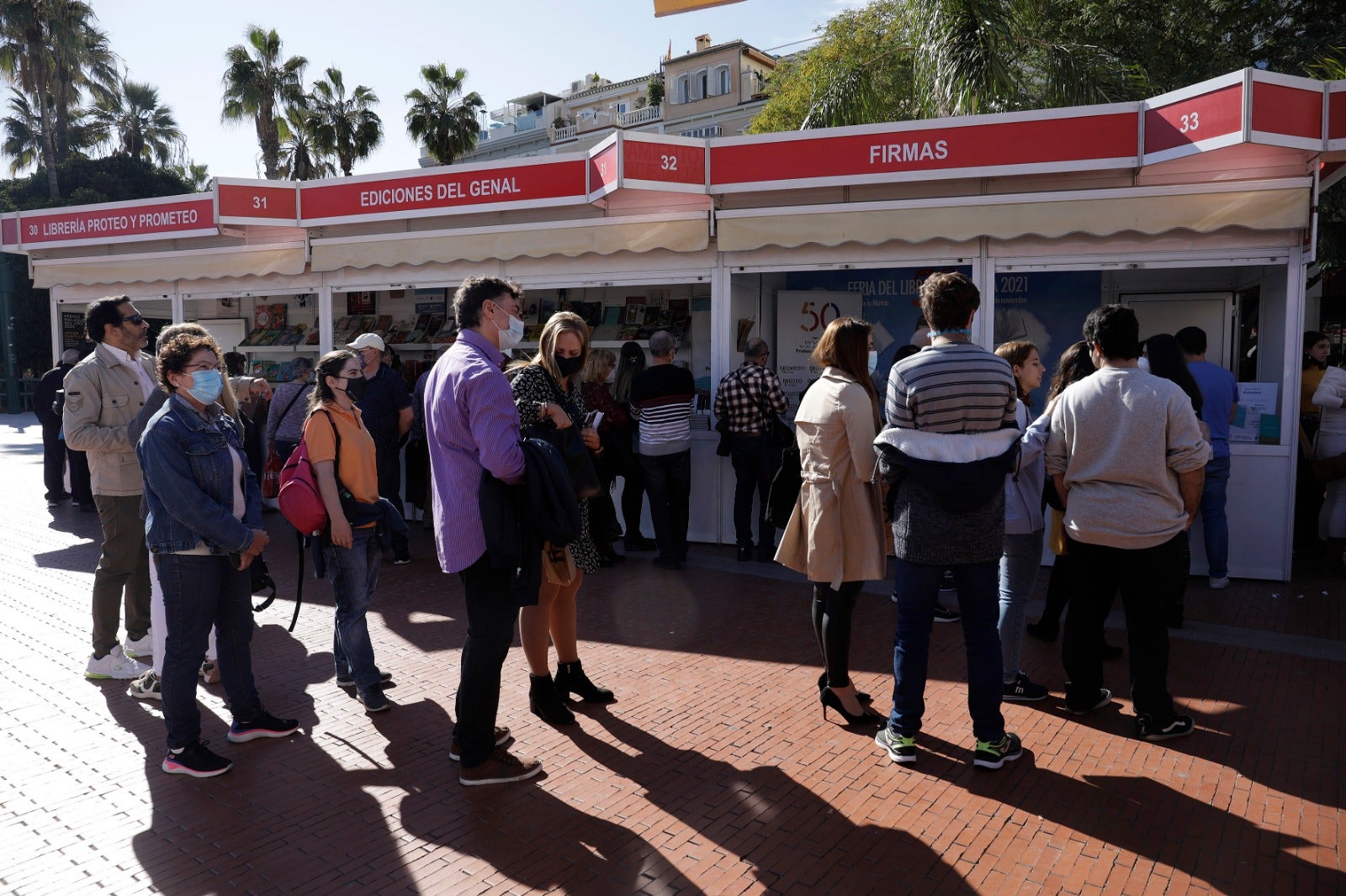Unas 175.000 personas han acudido al evento celebrado en la plaza de la Marina, en donde las ventas de los libreros han aumentado un 20%