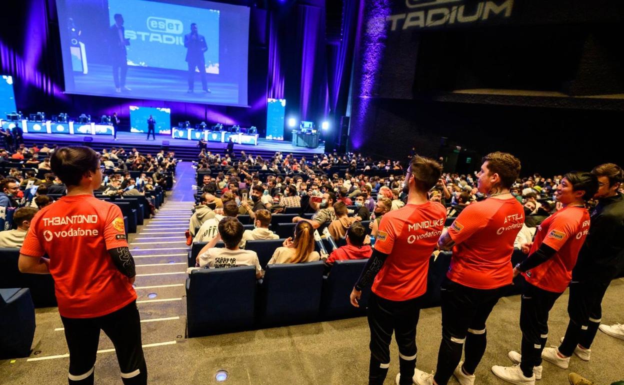 Los componentes del del Vodafone Giants ante un recinto lleno hasta la bandera. 