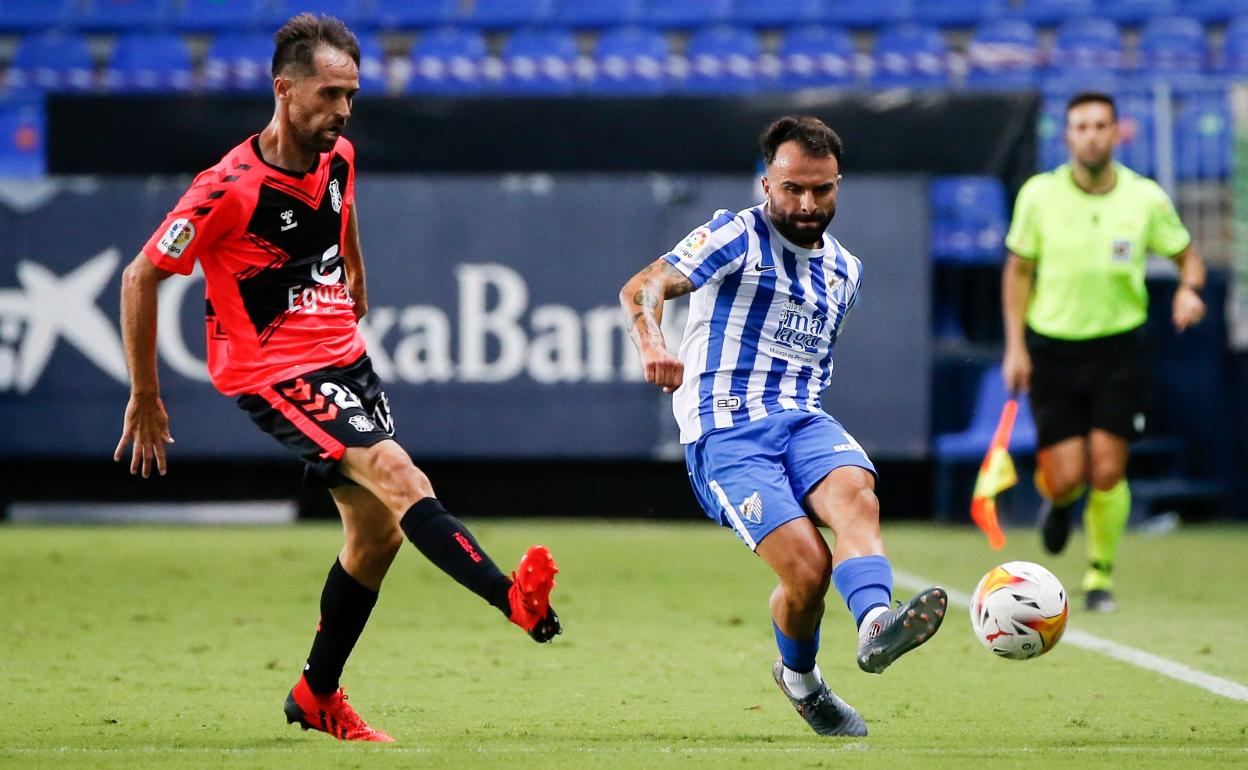 Los jugadores del Tenerife, Michel, y del Málaga, Javi Jiménez, en un partido de la pasada pretemporada en La Rosaleda.