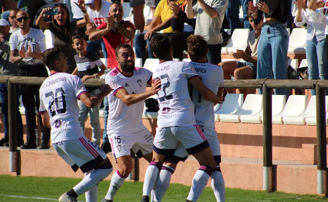 Crónicas de Tercera: El Torremolinos remonta en el feudo del Alhaurino para seguir segundo