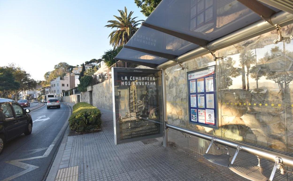 Vista de una de las paradas de autobús con la valla publicitaria.