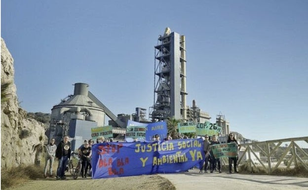 Concentración ante la cementera esta mañana.