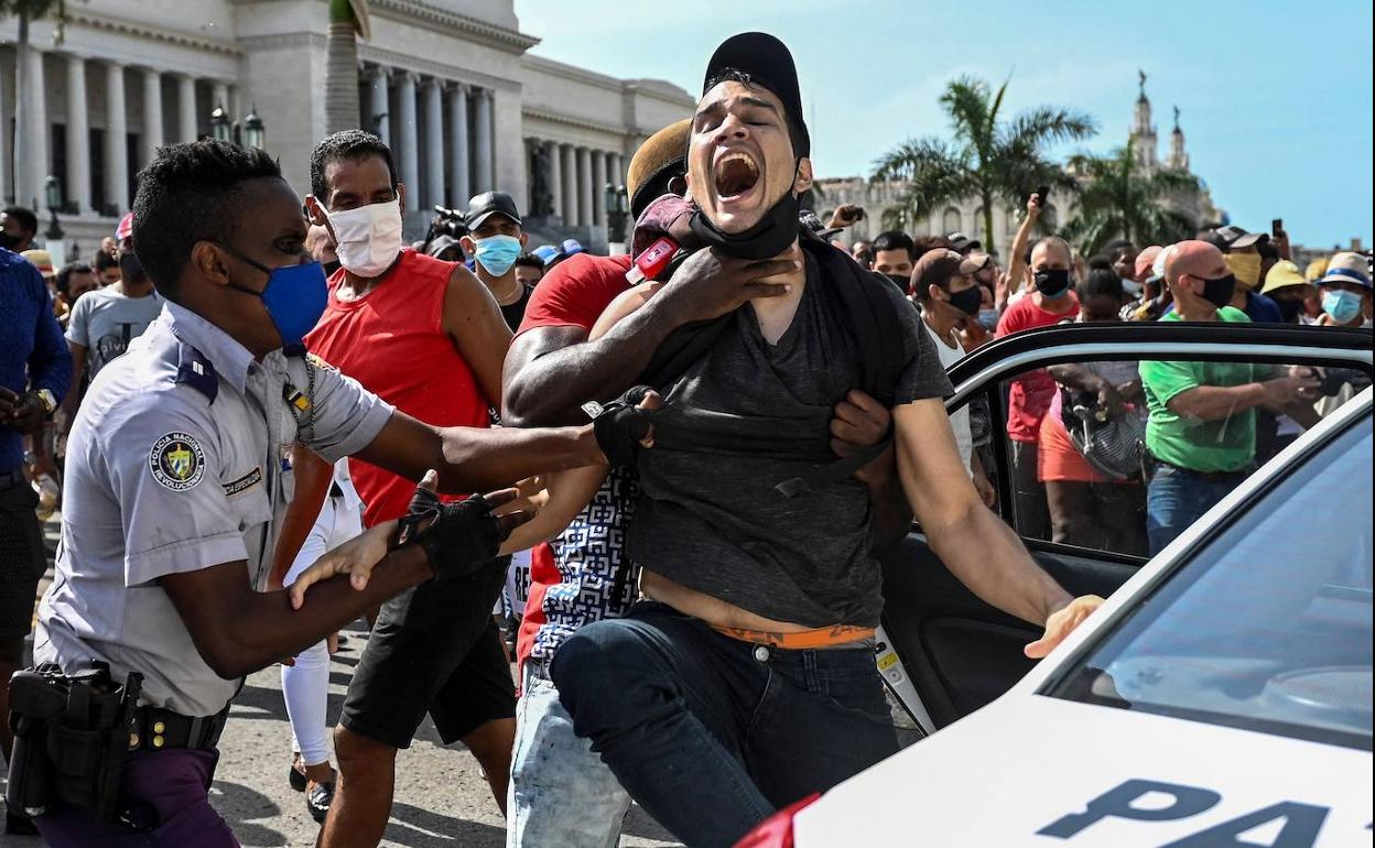 Un hombre es arrestado durante una protesta contra el presidente cubano, Miguel Díaz-Canel, en La Habana.
