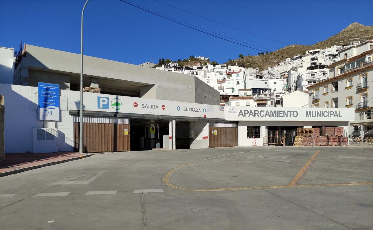 Imagen del local donde se ejecutará el nuevo centro de salud de Cómpeta, junto al aparcamiento municipal. 