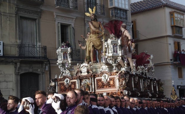 El Señor de Azotes y Columna, en su trono procesional. 