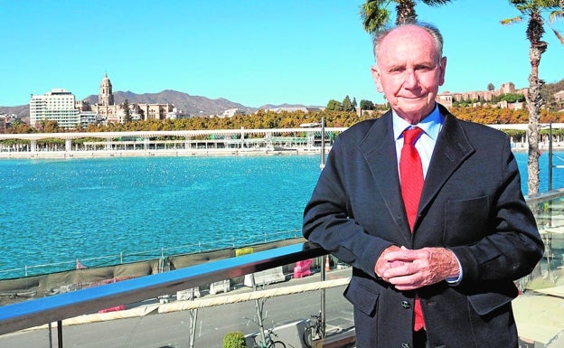 Pedro de Navascués, en Muelle Uno, con las vistas de la Catedral al fondo. 